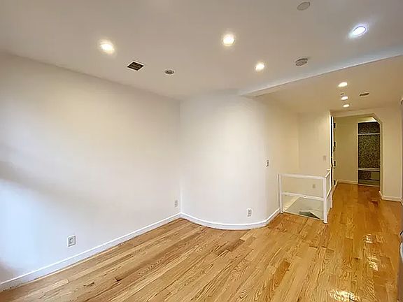 3rd image of 90 Clermont Ave APT 1R