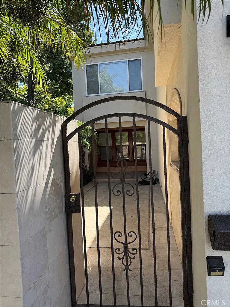 4 bed, 2.5 bath, 2126 sqft, $5,400 — Photo 3