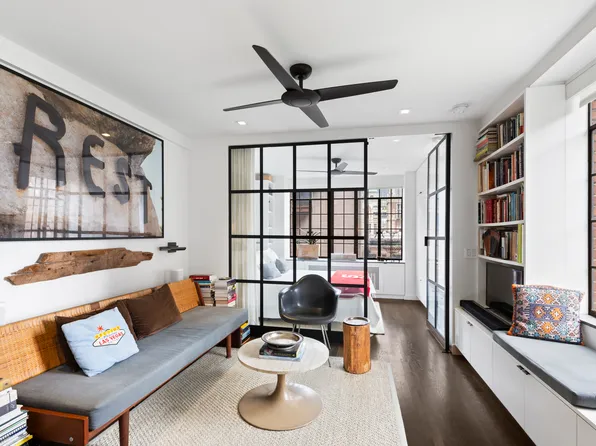 320 East 42nd Street image 2 of 10