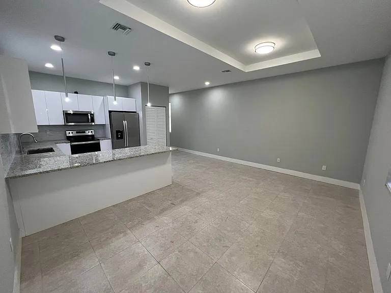 227 N E St — Photo 2
