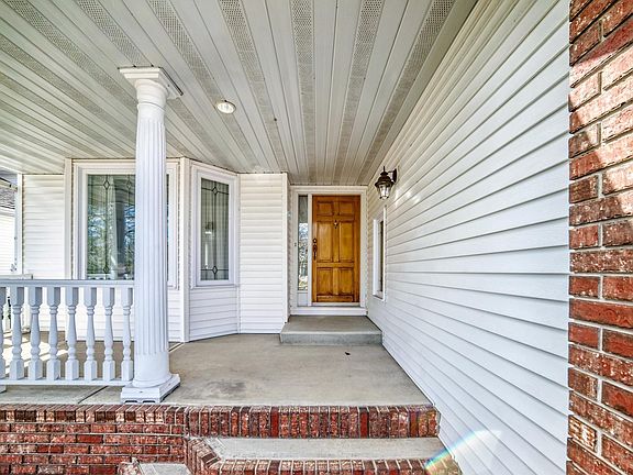 3rd image of 107 Ridgemont Cres