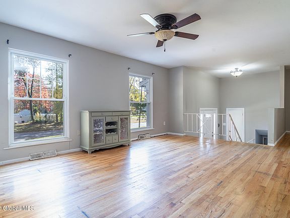 5th image of 49 Evergreen Ave