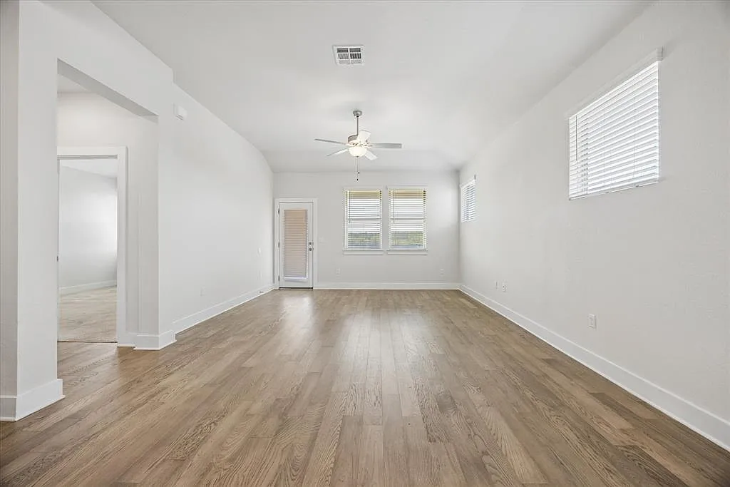 3 bed, 2.5 bath, 1973 sqft, $2,500 — Photo 3