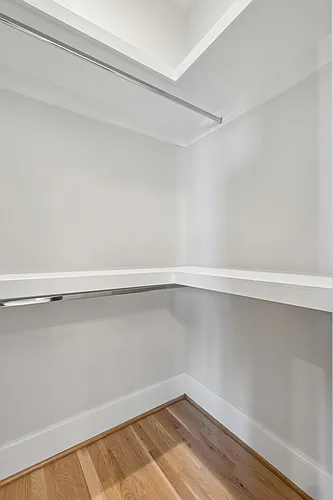 688 King St Photo 1