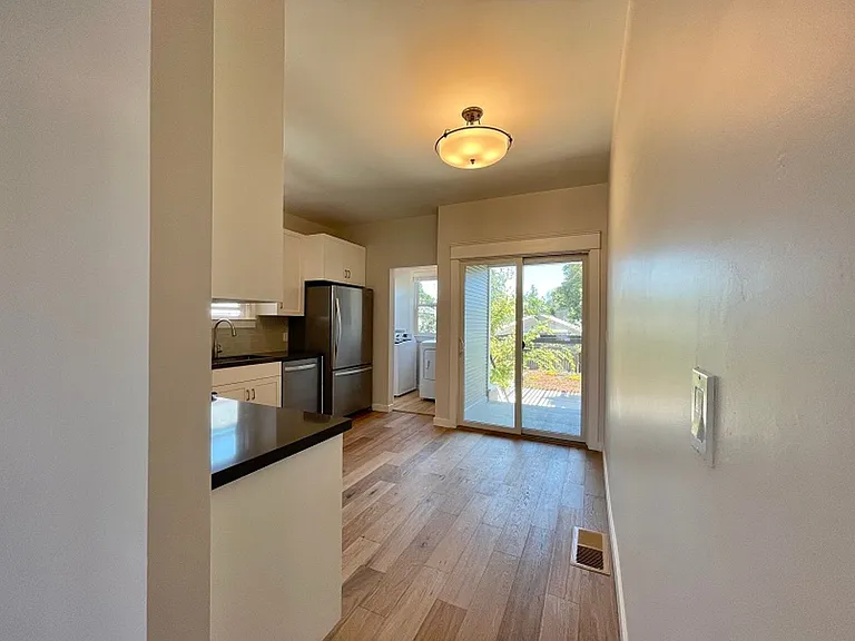 1027 Lincoln Ave — Photo 7