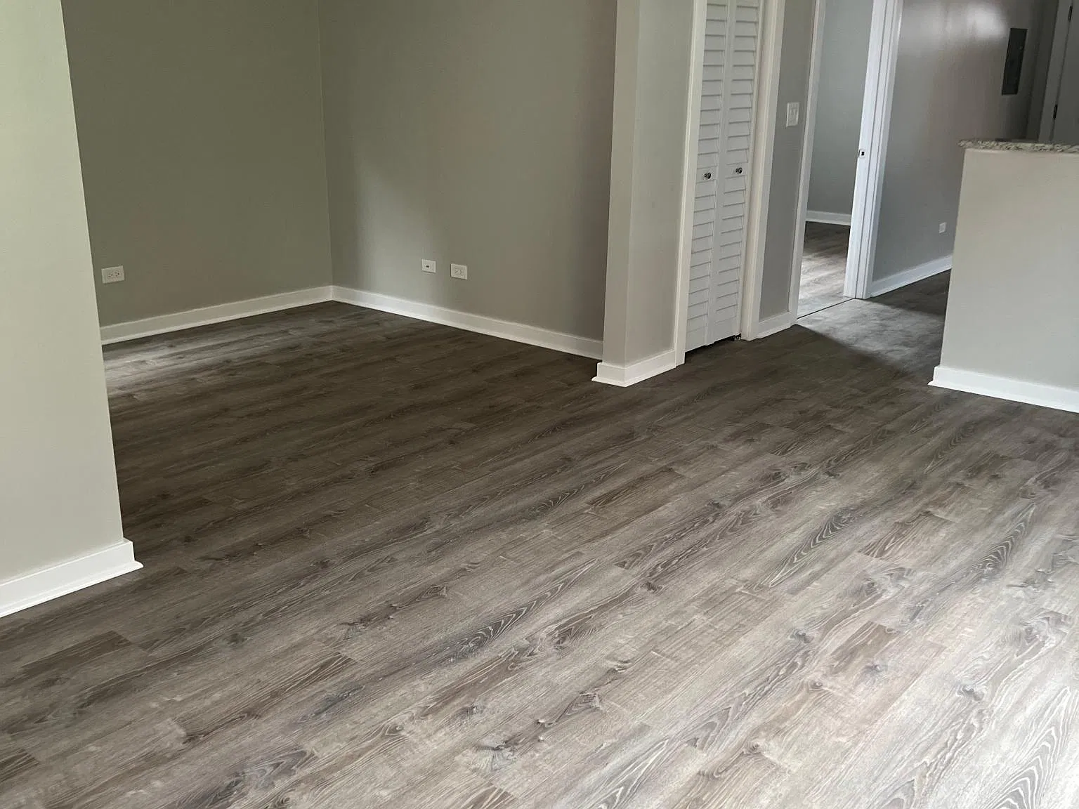 3239 S Emerald Ave — Photo 2