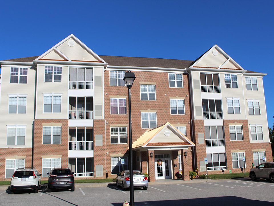 Outside of condo. Unit 401 is the top left in this photo