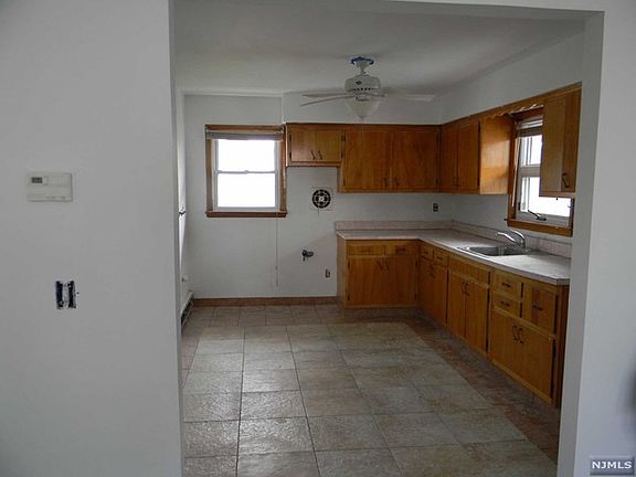 3rd image of 30 Steinberg Ave
