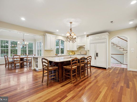 5th image of 136 Waverly Cir