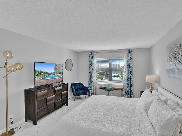 401 Golden Isles Dr #705 — Photo 31
