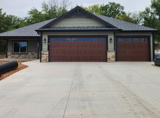 6365 Crescent Rim Dr, Ozawkie, KS 66070