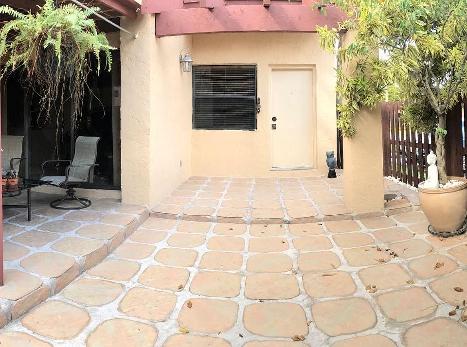 1st image of 341 W Park Dr