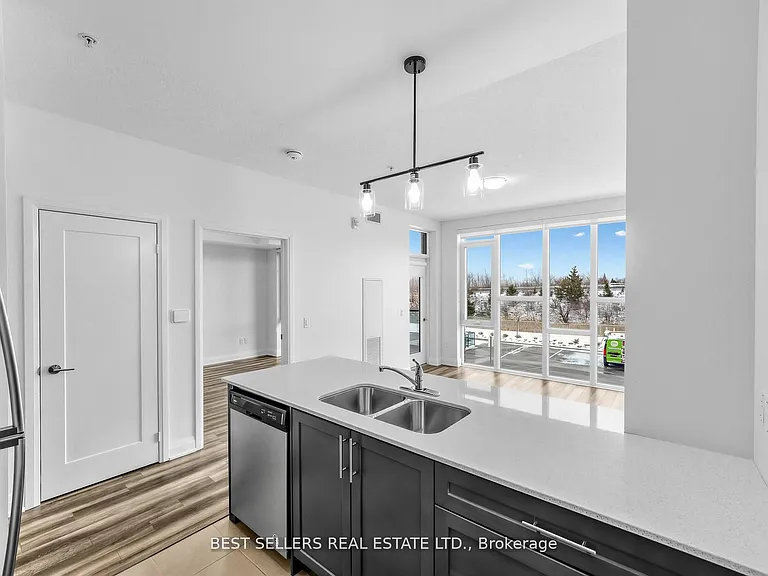 16 Concord Pl #220 — Photo 2