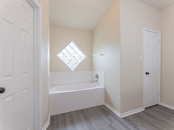 5th image of 5001 Bridgewood Dr