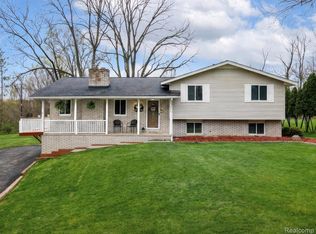 771 Edgewood Dr, Rochester, MI 48306