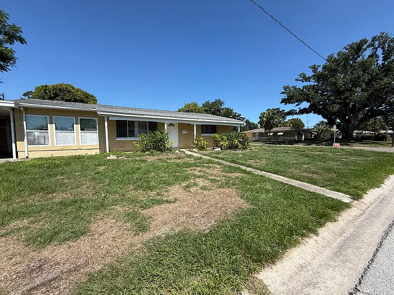 3550 Kingston St N — Photo 2