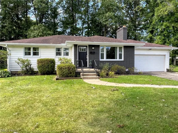 3449 Briarwood Ln, Youngstown, OH 44511