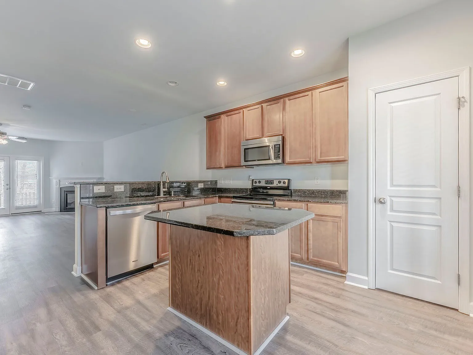 3 bed, 3.5 bath, 2068 sqft, $2,300 — Photo 4