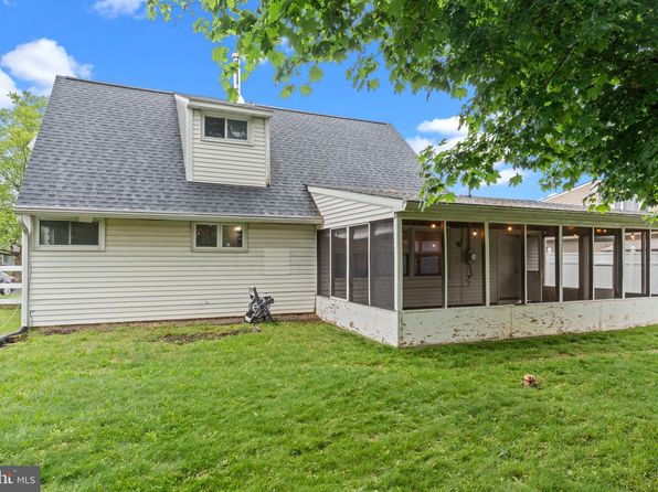 9 Queensbridge Rd, Levittown, PA 19057