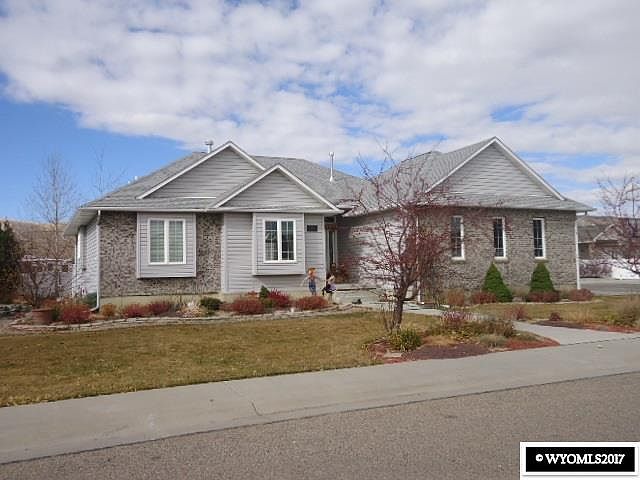 1st image of 916 Applewood Dr
