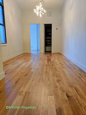 Rented by Manhattan Management LLC | media 28