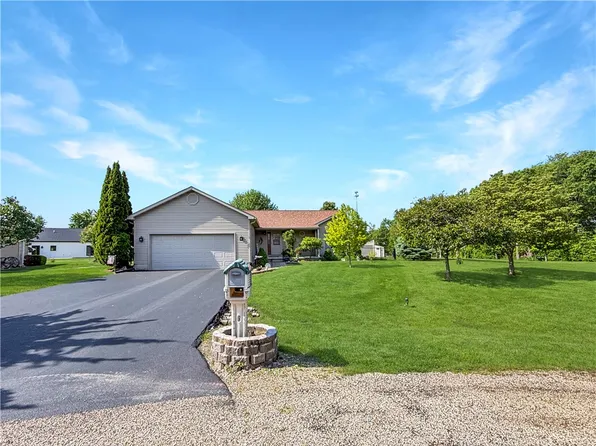 19 Mockernut St, Bethany, IL 61914