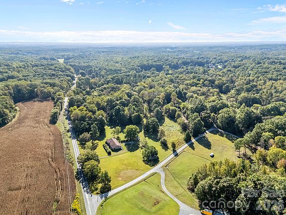 3rd image of 945 Alvin Hough Rd