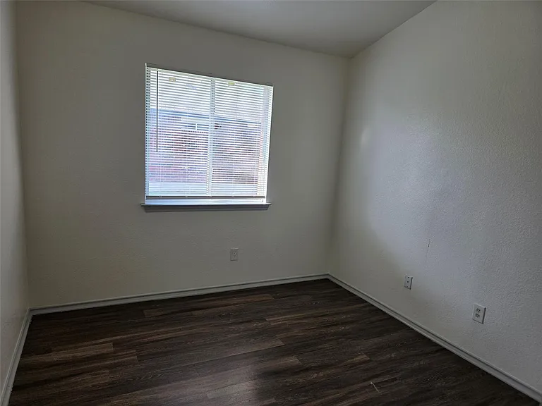 319 Riverwalk Dr — Photo 13