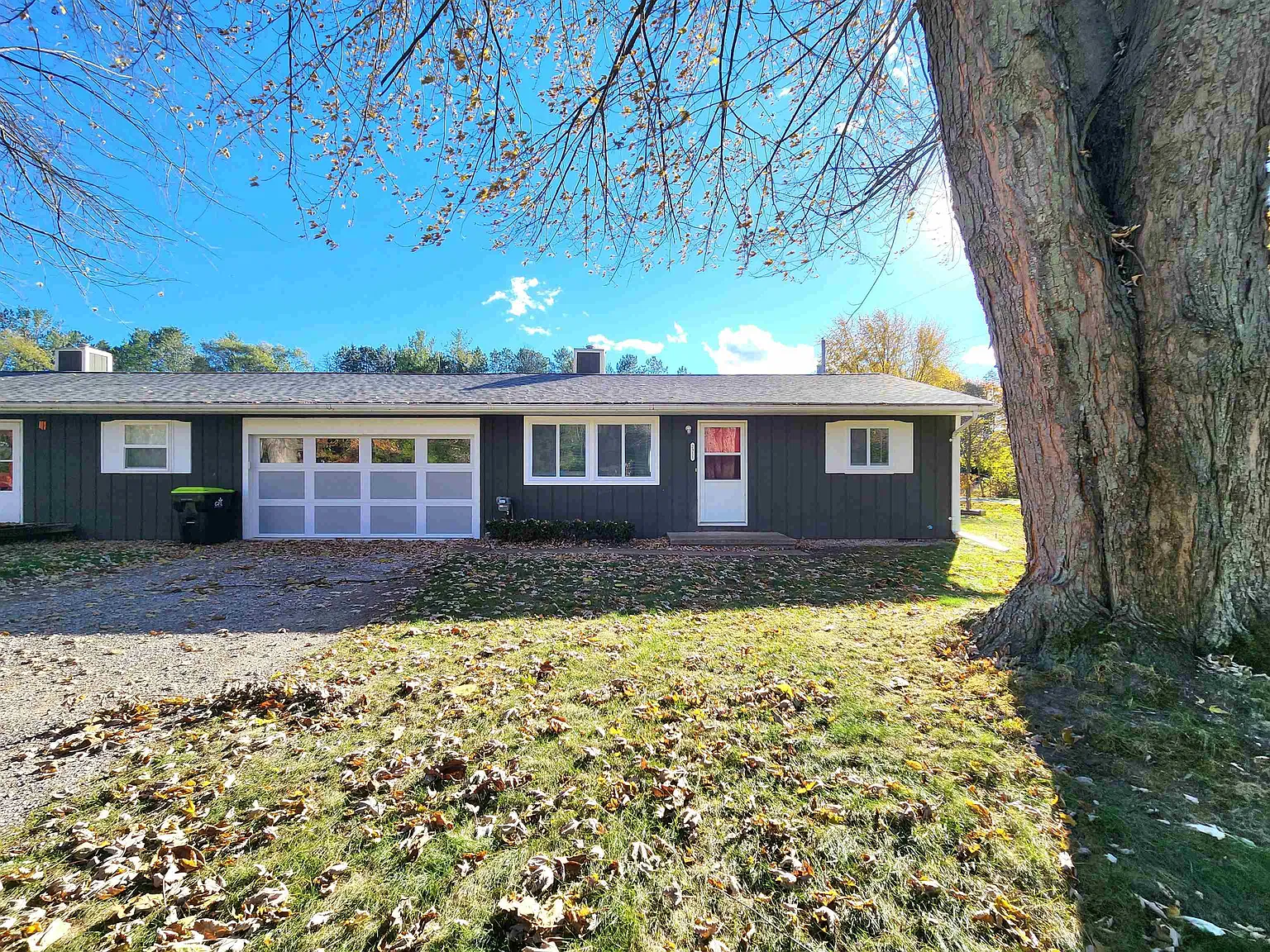 2 bed, 1.0 bath, 900 sqft, $1,300 — Photo 1