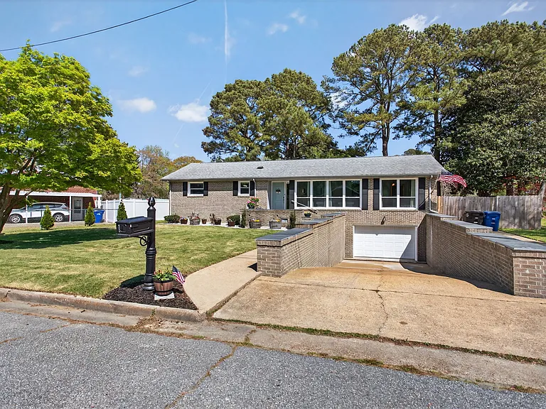 403 Holloway Dr — Photo 2