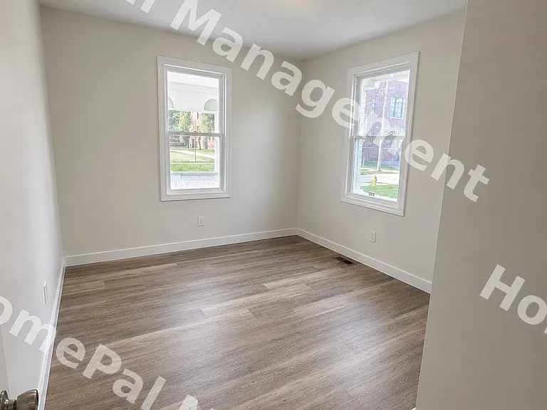 2416 Fowler Ave — Photo 8