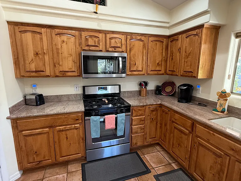 665 N Creekside Dr — Photo 2