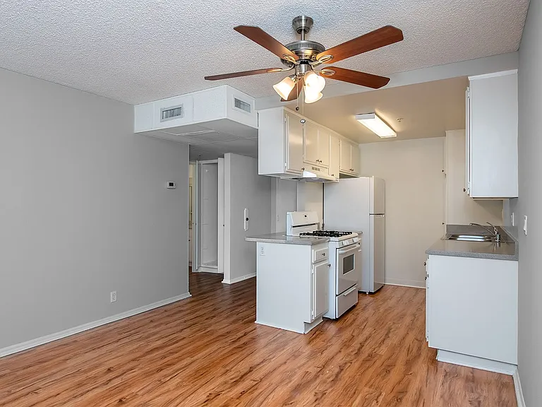 404 E Birch St — Photo 5
