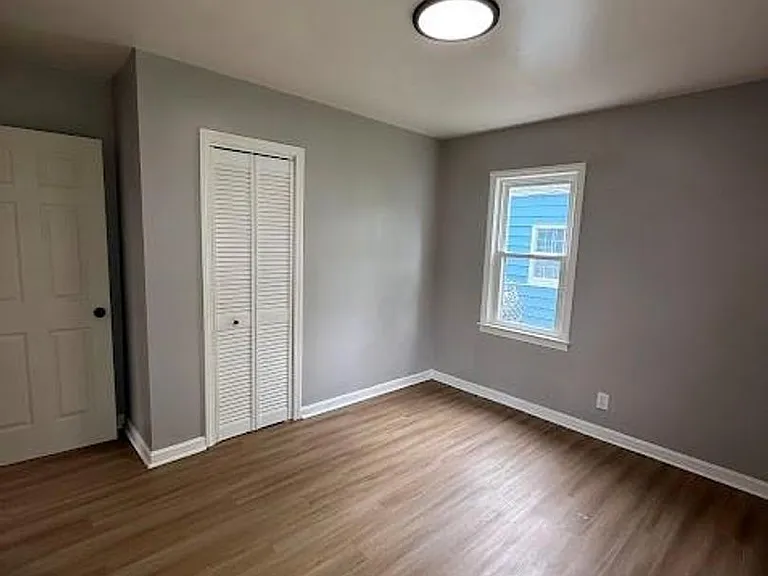 1054 Merton Ave — Photo 10