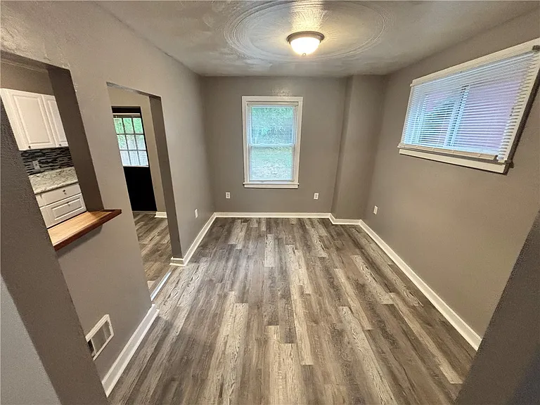 327 Mathews Ave — Photo 5