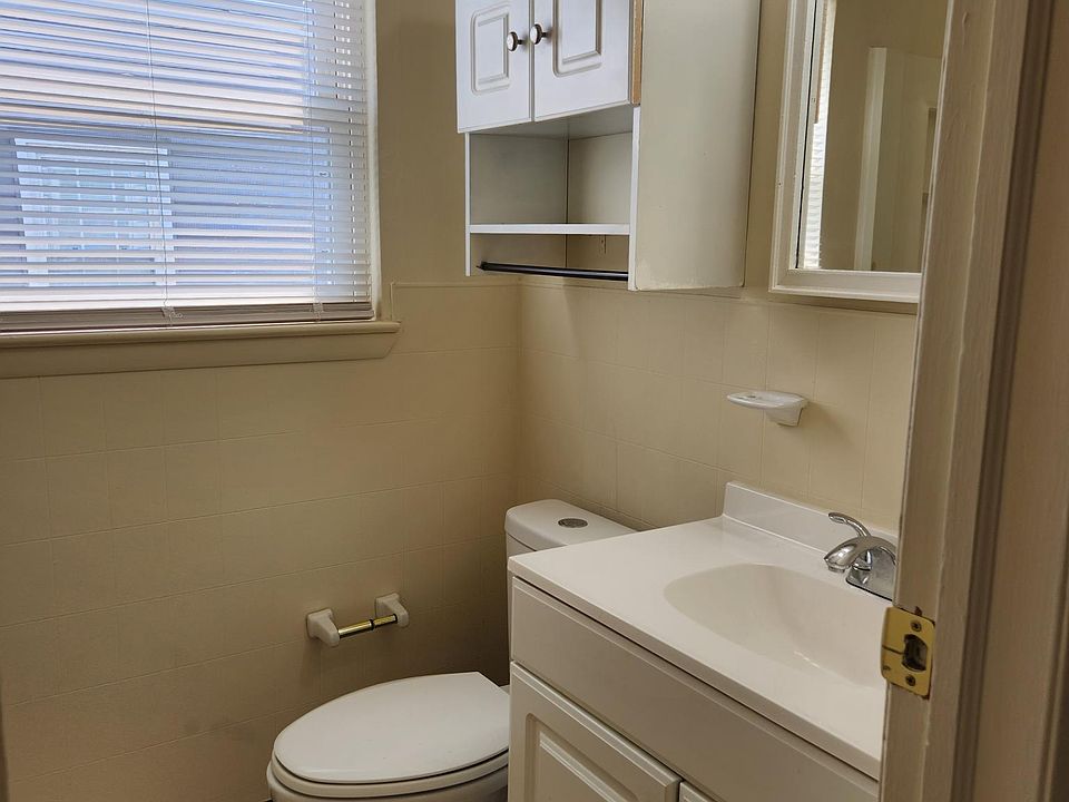 2nd image of 423 Homestead Rd APT B