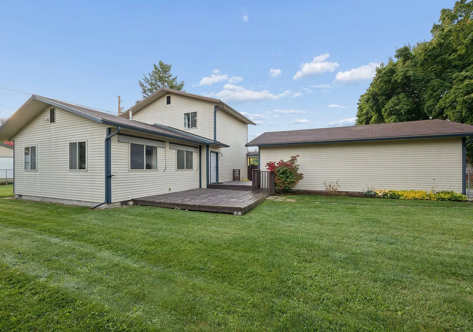 Charming 3-Bedroom Home Near Downtown Columbia Falls $2,600/Month — Photo 2