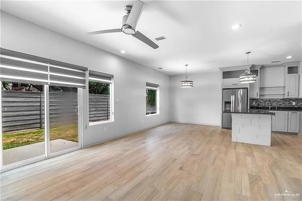 2 bed, 2.5 bath, 1324 sqft, $1,900 — Photo 4