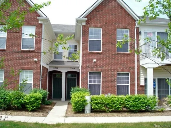 3209 Golden Eye Ln #21, Wolverine Lake, MI 48390