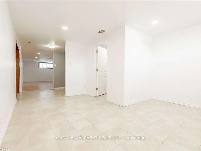 134 Marcella Cres #B — Photo 8