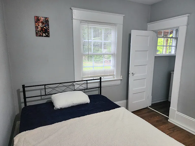 523 Avent St — Photo 8