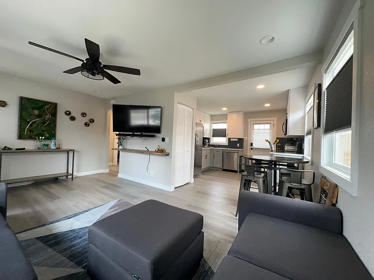 2610 S Hooker St — Photo 6