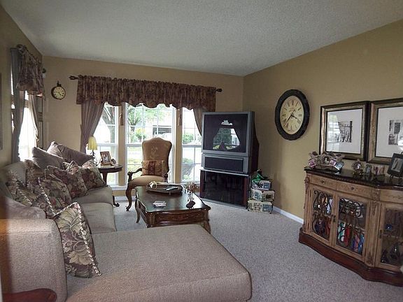 Living Room -new carpet, wood blinds