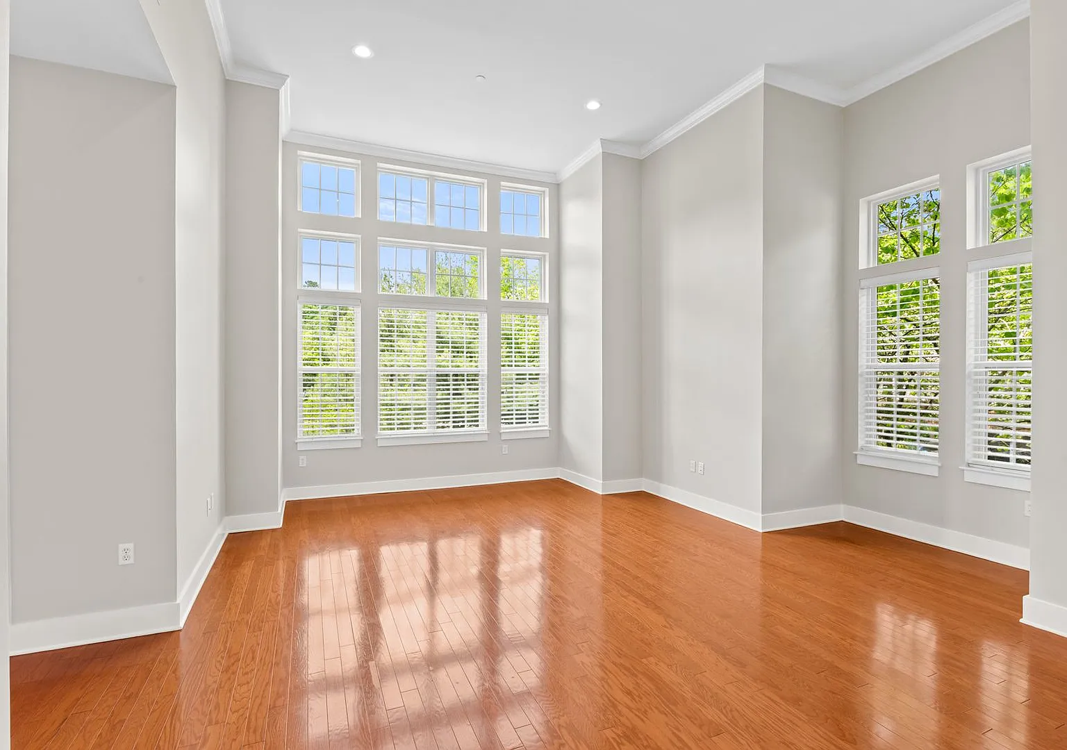 Private, light filled end unit townhome: 3 bed, 2.5 bath, 2,400 sq ft — Photo 3