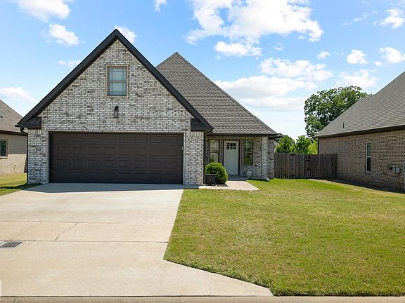 2nd image of 924 Sandra Ln