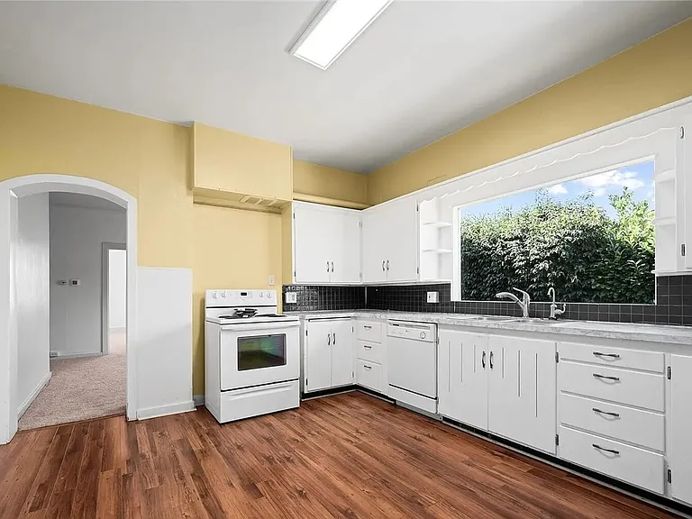 1502 E Maplewood Ave — Photo 3
