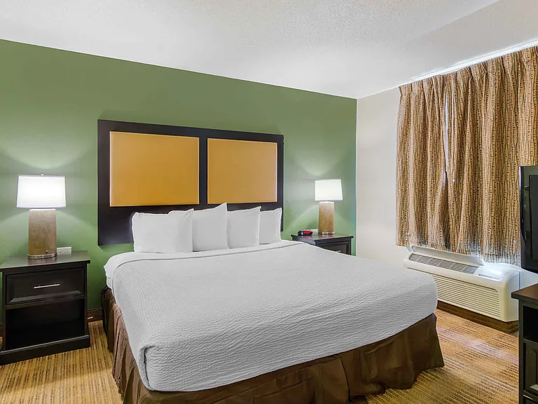 Deluxe Studio - 1 King Bed