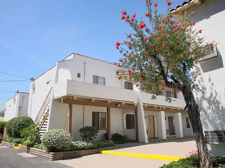 Las Casas Apartment Homes — Photo 14