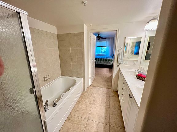 Master bath w/soaking tub