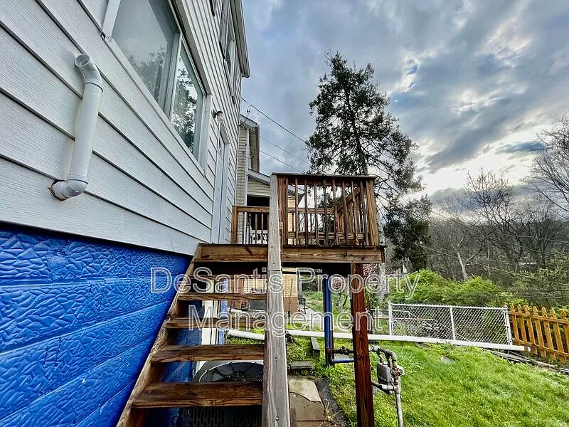 2 bed, 1.0 bath, 1000 sqft, $1,050 — Photo 2